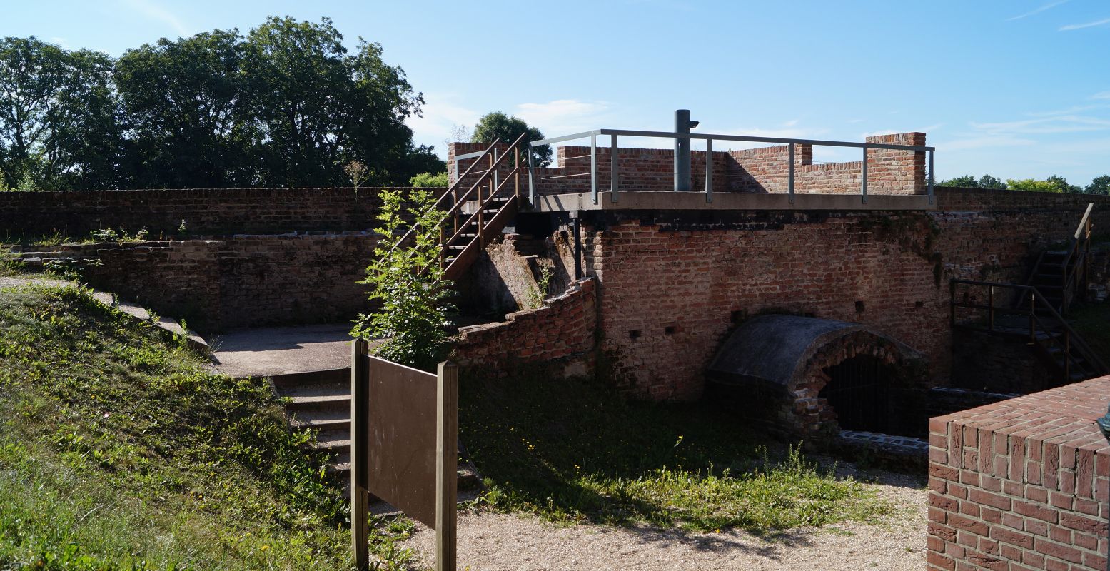 Overblijfselen van een muurtoren op de stadswal, waarachter je veel leuke winkeltjes en horeca vindt. Foto: DagjeWeg.NL / Grytsje Anna Pietersma