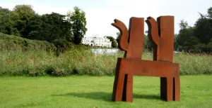 Kunstpark Soestdijk: een lentetuin vol kunst! Wat ontdek jij in dit kunstwerk van Klaas Gubels? Foto: Paleis Soestdijk.