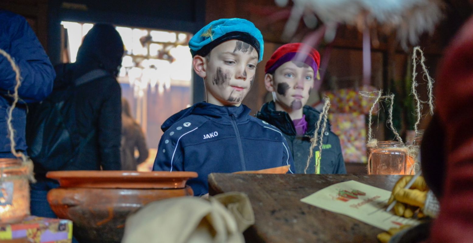 Ontmoet Sinterklaas en zijn pieten in Archeon en help ze een handje mee. Foto: Museumpark Archeon.