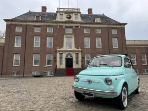 Bekijk prachtige kastelen langs de route. Foto: Classic Wheels Oldtimer Verhuur