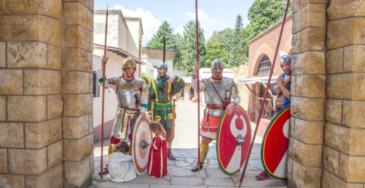 Romeinen houden de wacht onder de poort tijdens het Laat-Romeins Festival. Foto: Museumpark Orientalis.
