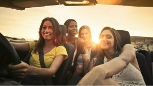 Navigeren in een verrassende autorally - meiden in auto