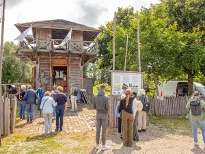 Het bezoek aan de reconstrucite van de Romeinse wachttoren bij het hoornwerk De Spees. Fotograaf: Ce Het bezoek aan de reconstrucite van de Romeinse wachttoren bij het hoornwerk De Spees. Fotograaf: Ce