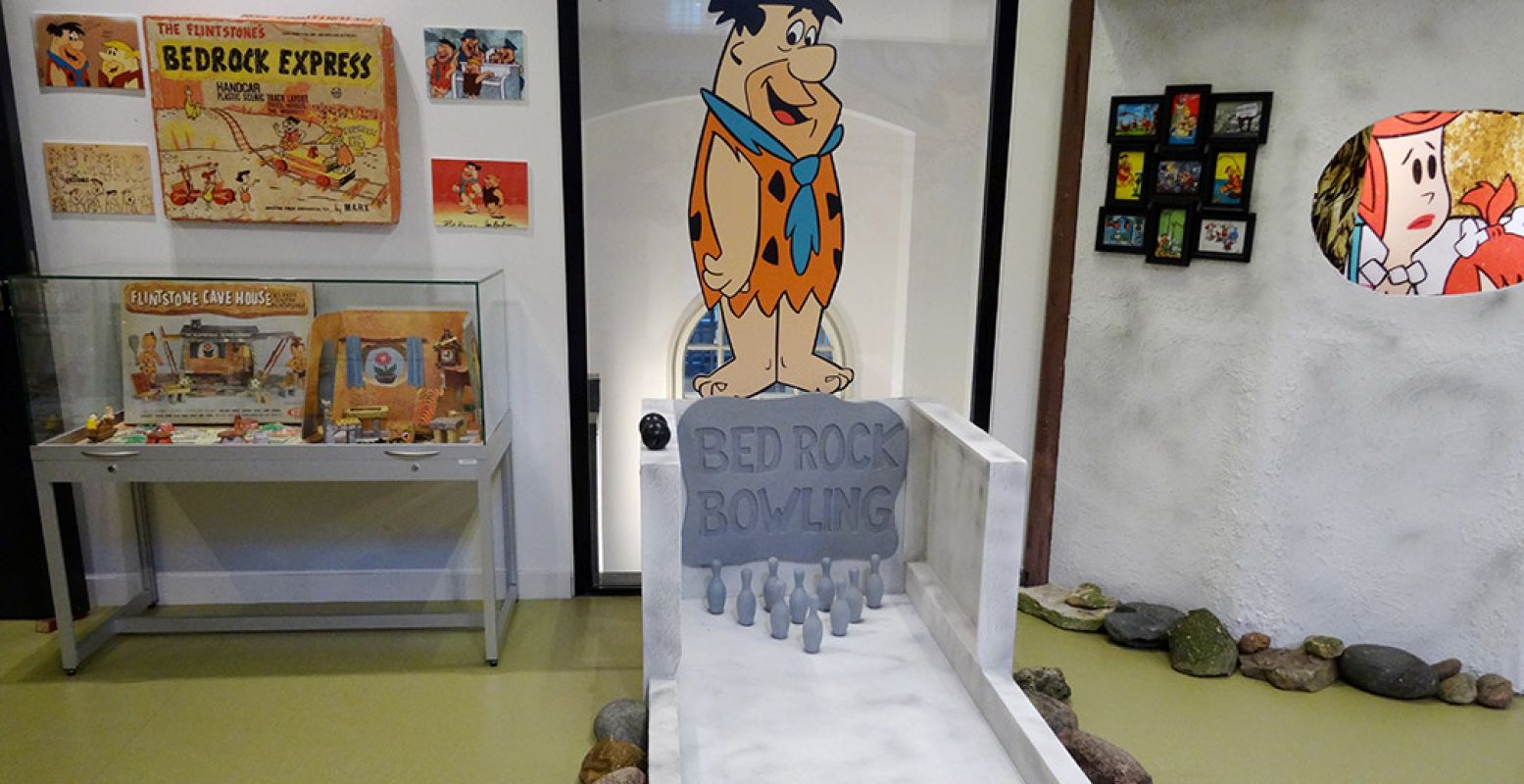 Speel een potje prehistorisch kegelen met Fred Flintstone op de Flintstones tentoonstelling. Foto: Martijn de Vries