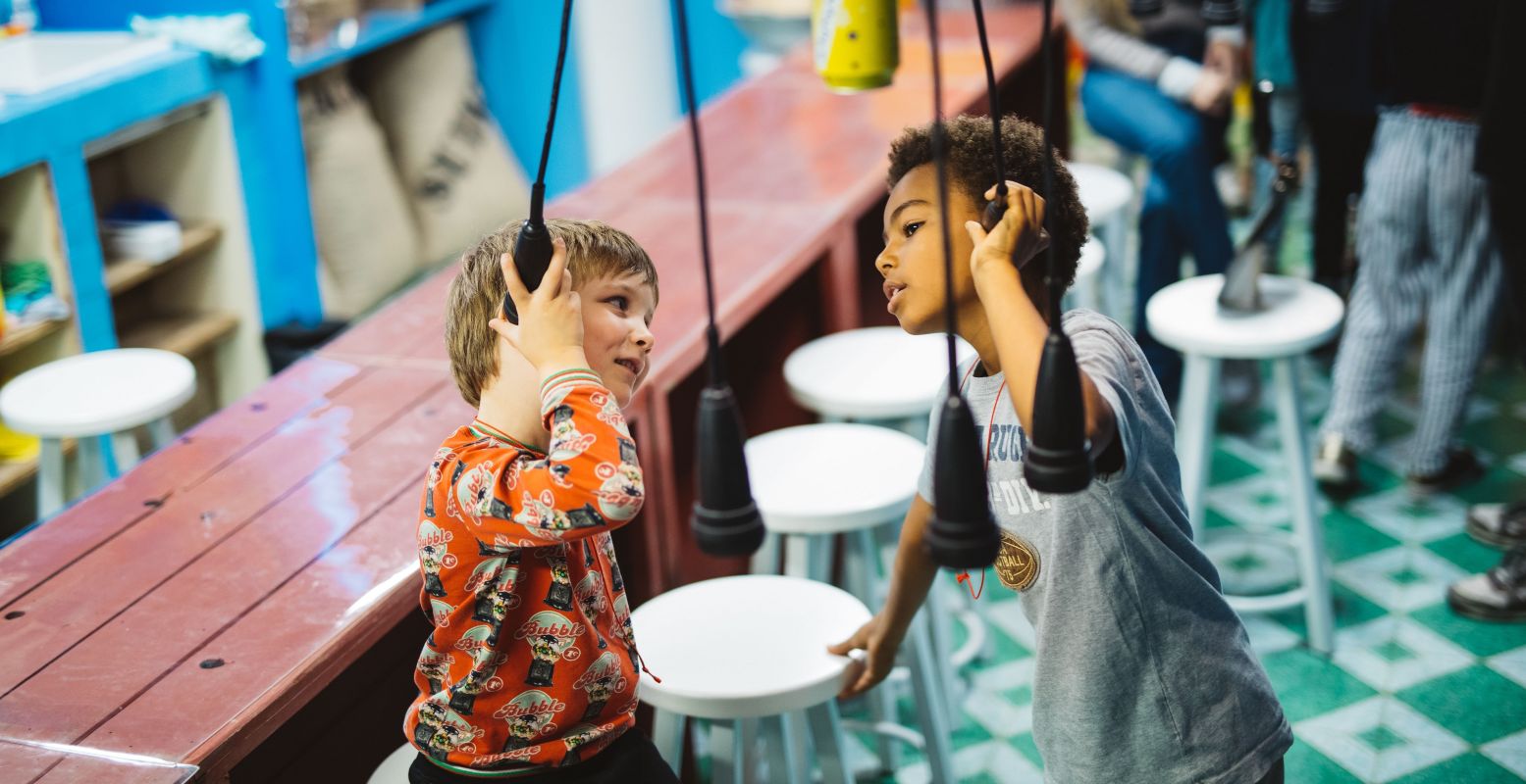 Kinderen vermaken zich uitstekend in Sabi Suriname. Foto: Tropenmuseum © Kirsten van Santen