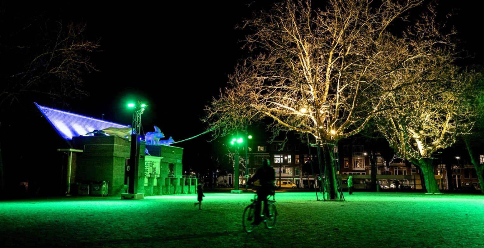 Een groen met goud Heemraadsplein als feestelijke ode aan Cabo Verde, de Groene Kaap. En aan de rol die de Kaapverdianen speelden in de haven van Rotterdam. Foto: Rotterdam Verlicht! Mothership © Jan van der Ploeg