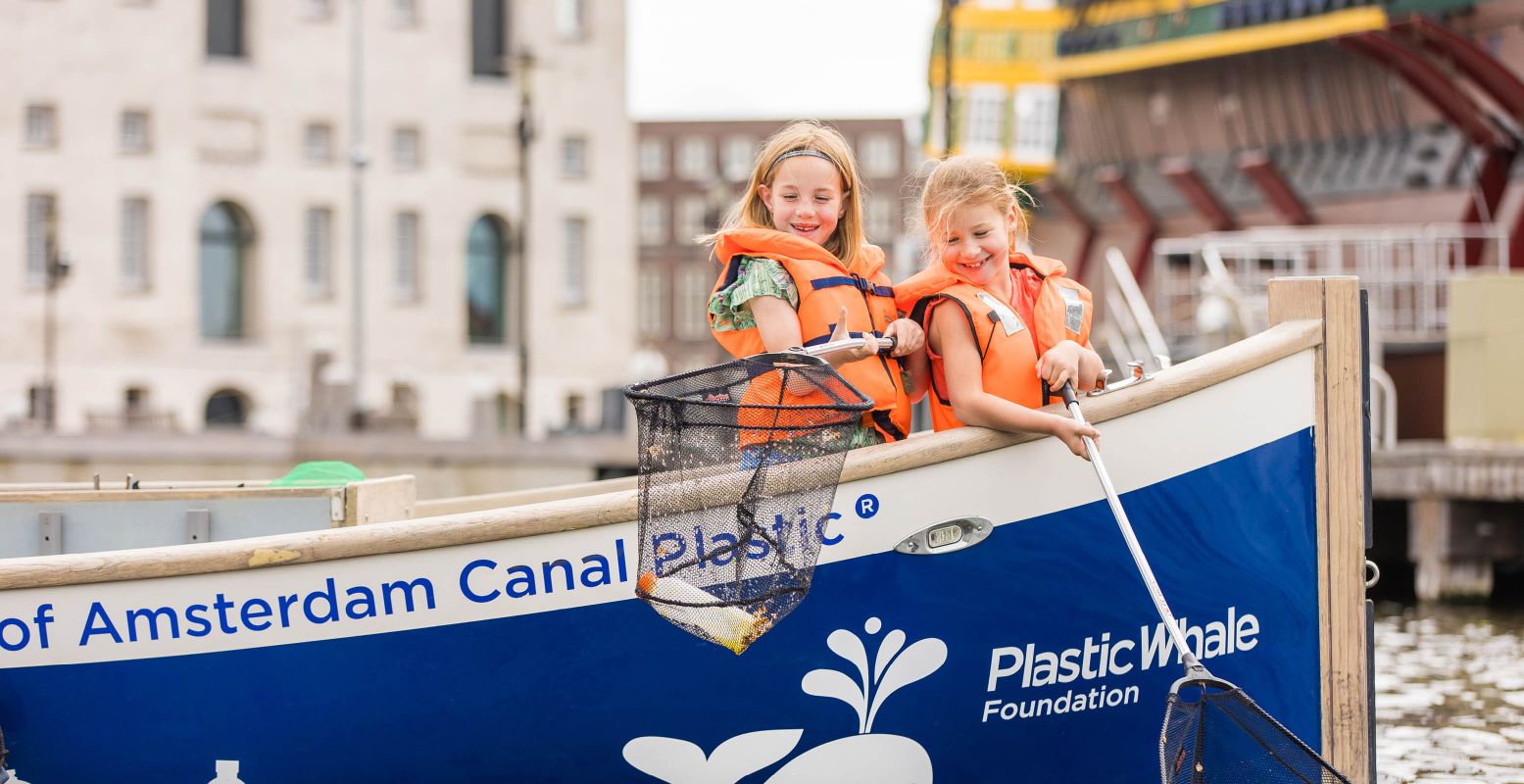 Ga op dinsdagen of zondagen mee met de boot en vis plastic uit de gracht. Foto: Twycer