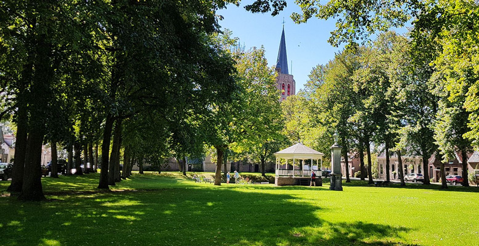 De dorpskern van Nisse ligt rondom een groot stuk groen met vijver en de kerk. Foto: DagjeWeg.NL © Tonny van Oosten