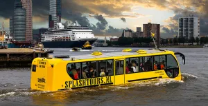 Plons! Ontdek Rotterdam in een amfibiebus Foto: Splashtours Rotterdam.