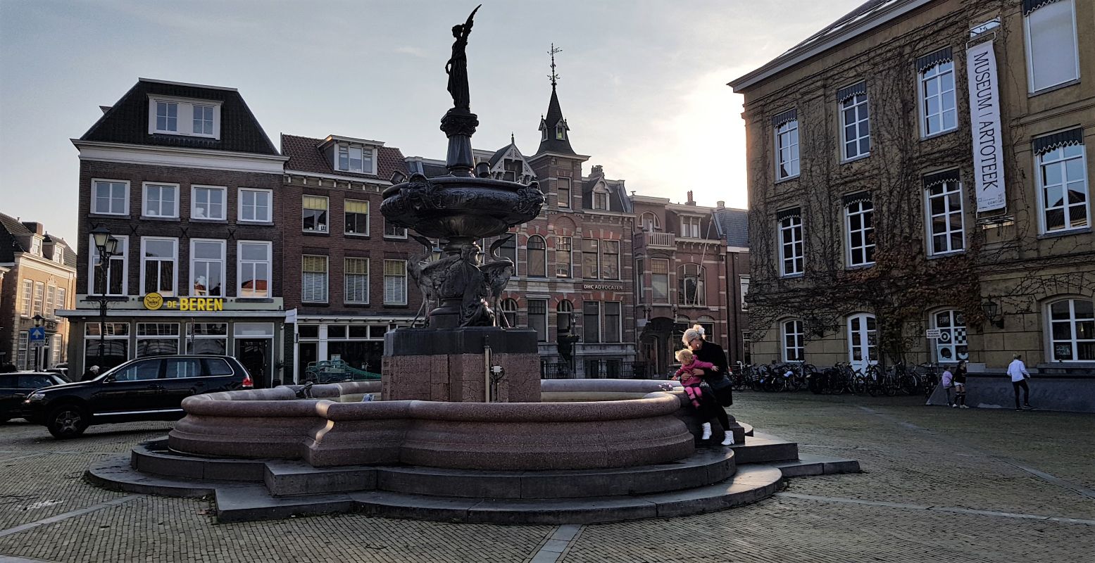 Het hart van de vesting Gorinchem: de Grote Markt. Hier zie je de Wilhelminafontein, met rechts het oude stadhuis waar nu het Gorcums Museum in zit. Foto: DagjeWeg.NL © Tonny van Oosten