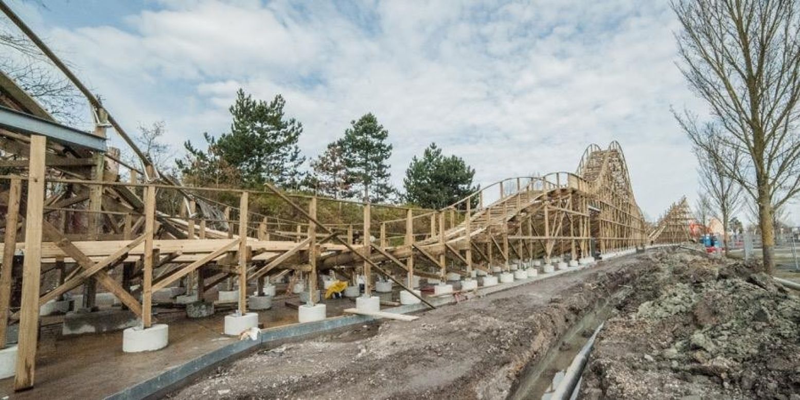 Houten familieachtbaan in Zwitserse sferen. Foto: Plopsa De Panne