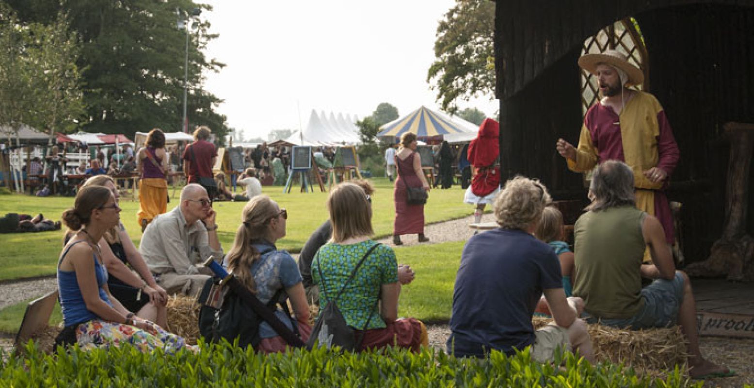 Luister naar spannende verhalen van de verhalenverteller. Foto: Brigitte Jansen.