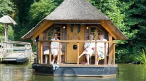 Een romantische voorjaarsvakantie Dobber rond met een varende sauna. Foto:  Sauna DrÃ´me .