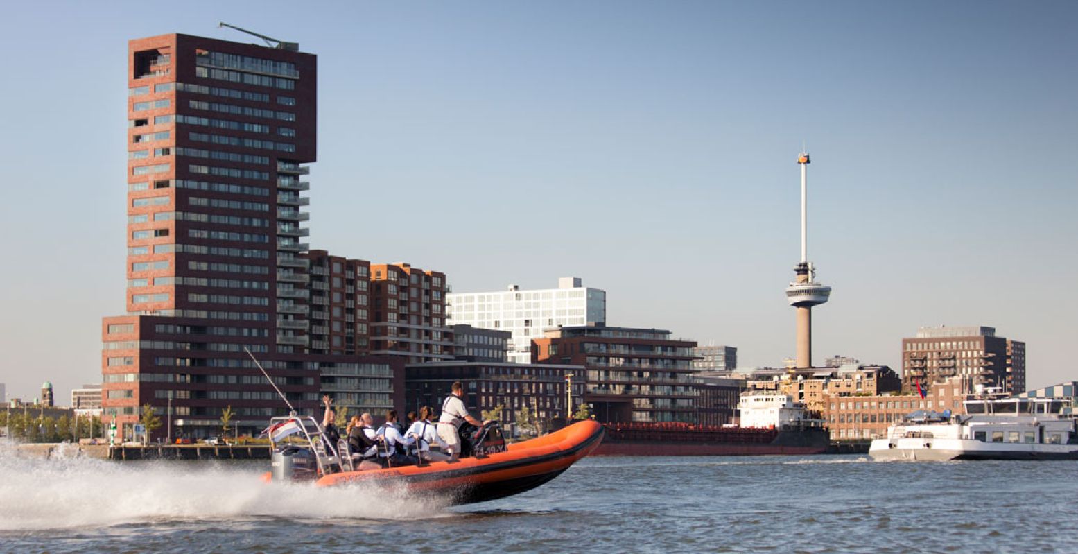 Spring in Rotterdam aan boord van een RIB-boot en scheur over de Maas. Foto: Rotterdam Make It Happen © Claire Droppert