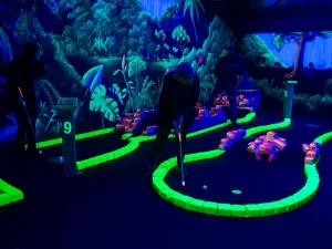Win jij bij een potje Glow in the Dark minigolf? Foto: Posta7