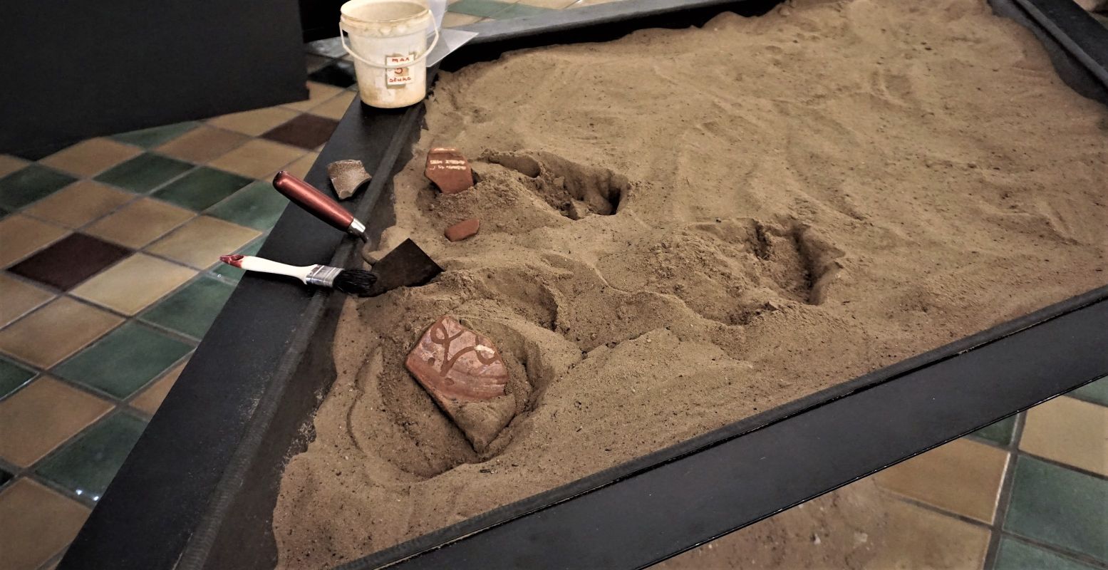 De zandtafel waarin kinderen op zoek kunnen gaan naar archeologische vondsten. Foto: DagjeWeg.NL © Tonny van Oosten