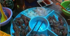 Smul mee in het rondreizende restaurant ABBQ Heerlijk eten, zo vanaf de barbecue op je eigen tafel. Foto: ABBQ