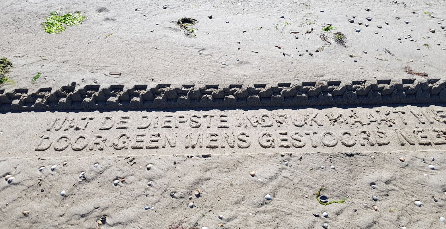 Gedicht in zand. Foto: DagjeWeg.NL