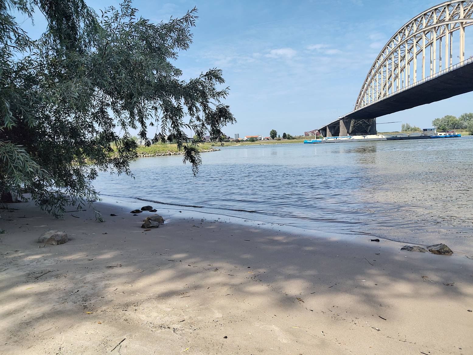 Loop voorbij de Lindenbergkade en je komt op een heerlijk zandstrandje. Foto: DagjeWeg.NL © Elze van der Vies