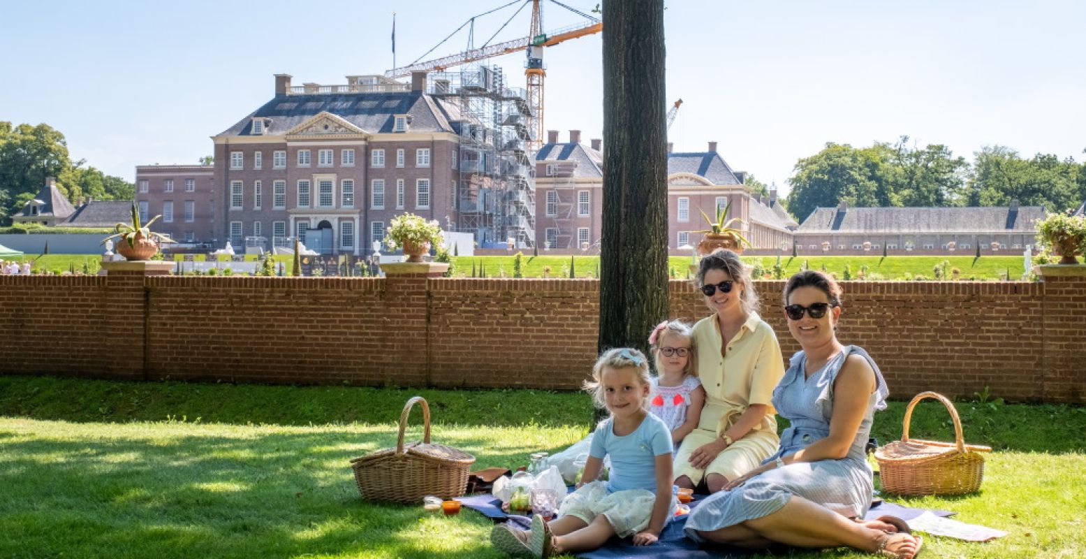 Koninklijk picknicken in de paleistuinen op de feestelijke Zomerdagen. Foto: Paleis Het Loo.