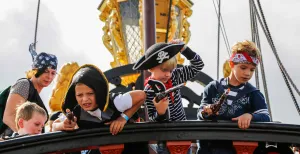 Dit is er te doen in Flevoland met kinderen Alle piraten verzamelen! Kinderen vermaken zich uren bij Batavialand. Foto: Batavialand