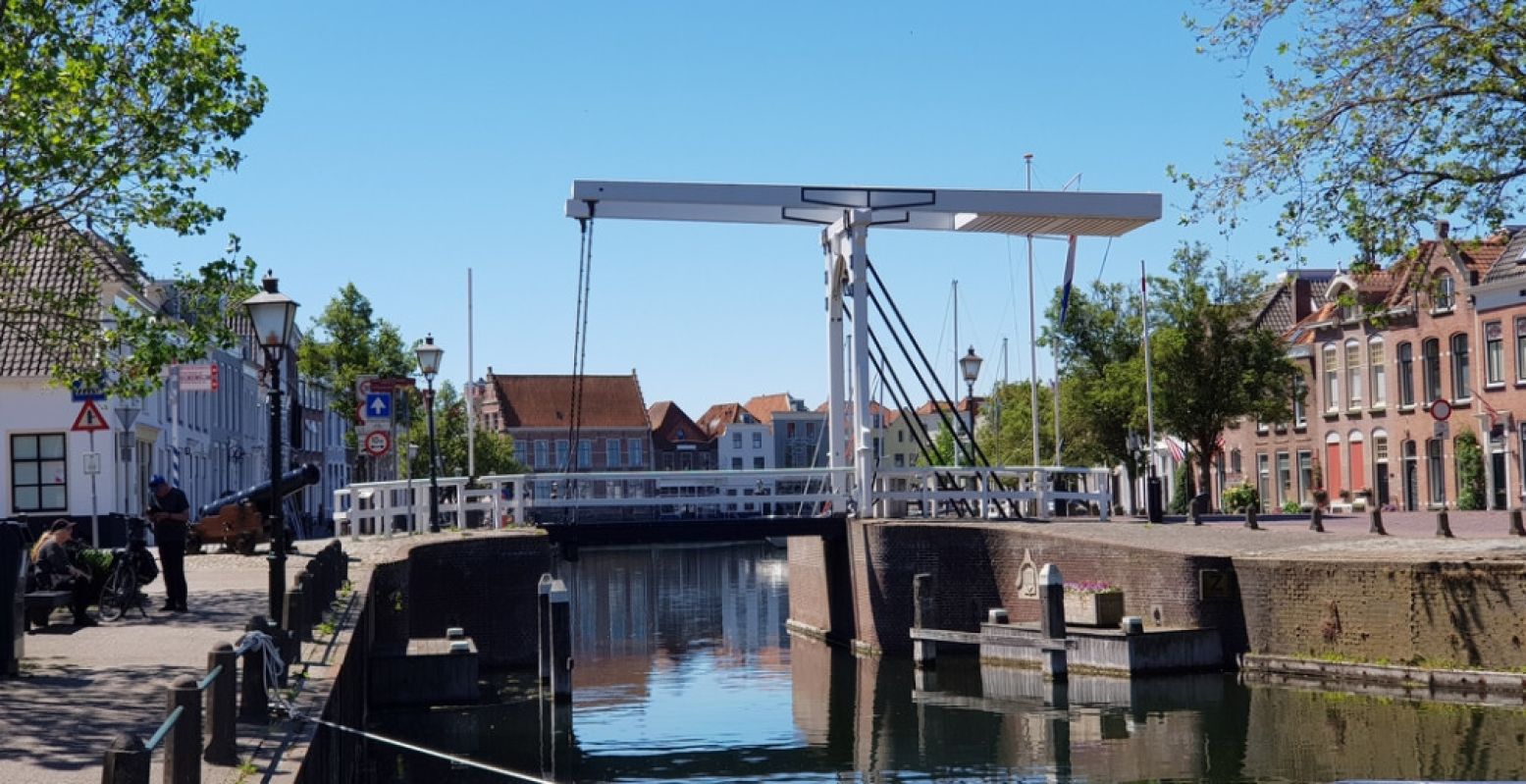 De Sint Maartenbrug met daarachter de Oude Haven. Foto: DagjeWeg.NL @ Tonny van Oosten