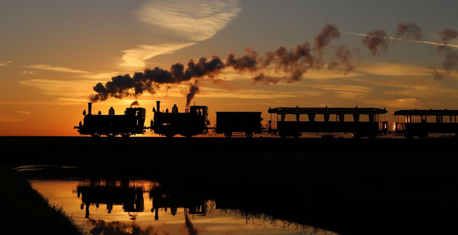 Maak een nostalgische reis met een stoomtrein door Nederland, zoals met Museumstoomtram Hoorn-Medemblik. Foto: Museumstoomtram Hoorn-Medemblik © Sevrien Ferree