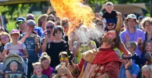 Sprookjesachtige zomer: de leukste activiteiten op een kasteel Verwonder je bij de vuurspuwer! Foto: Terra Maris