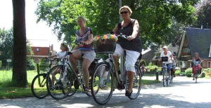 Stap op de fiets tijdens de Drentse Fietsvierdaagse