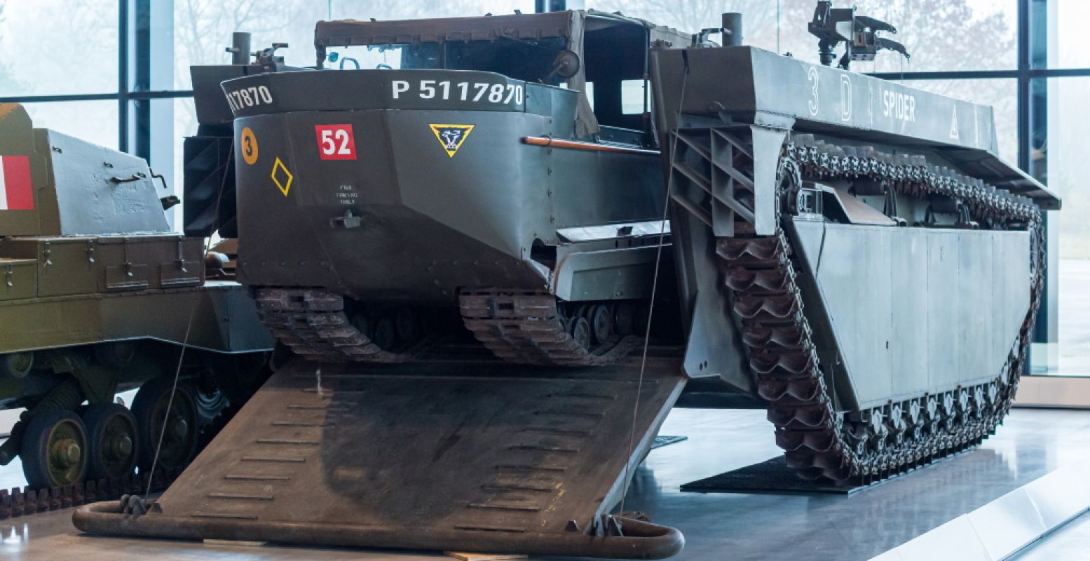 Het amfibische rupsvoertuig LVT 4, door de Engelsen ook wel de 'Buffalo' genoemd.. Foto: Nationaal Militair Museum.