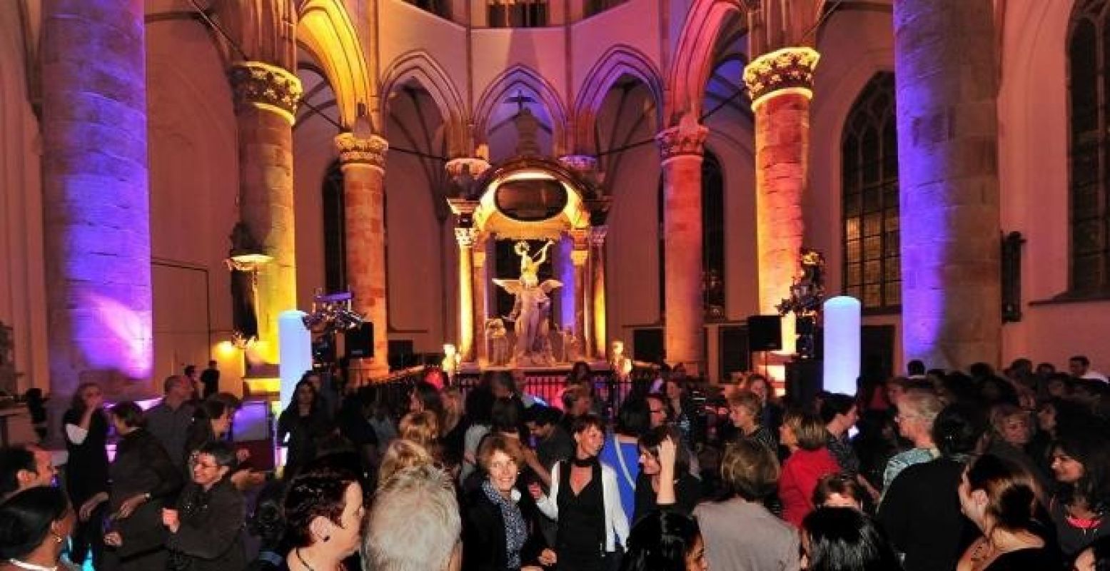 De Grote Kerk is het decor van de sfeervolle beurs. Foto: Selections The Hague