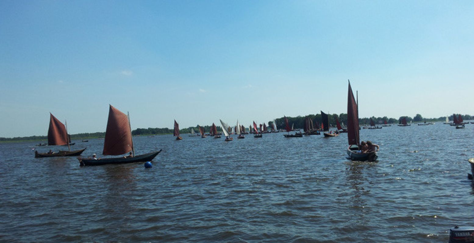 Zeilen op het uitgestrekte water van Giethoorn. Foto:  Giethoorn.com. 