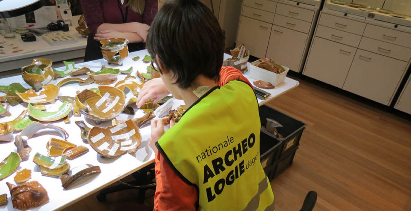 Bij een van de vele ArcheoHotspots kun je eigen vondsten laten checken ofwel determineren, zoals dat met een mooi woord heet. Foto: Nationale Archeologiedagen.