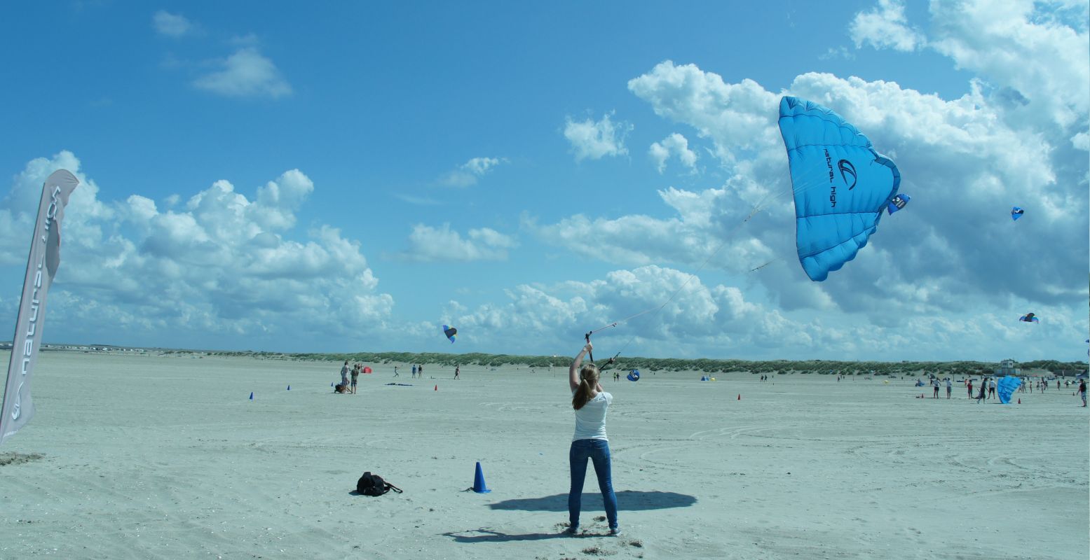 Iedereen bijt zich vast in het echte werk: rijden met een kitebuggy. Foto: DagjeWeg.NL.