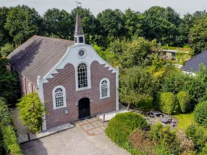 Een pittoresk kerkje én een fijne groepsaccommodatie. Foto: Kerkje Gasselternijveen