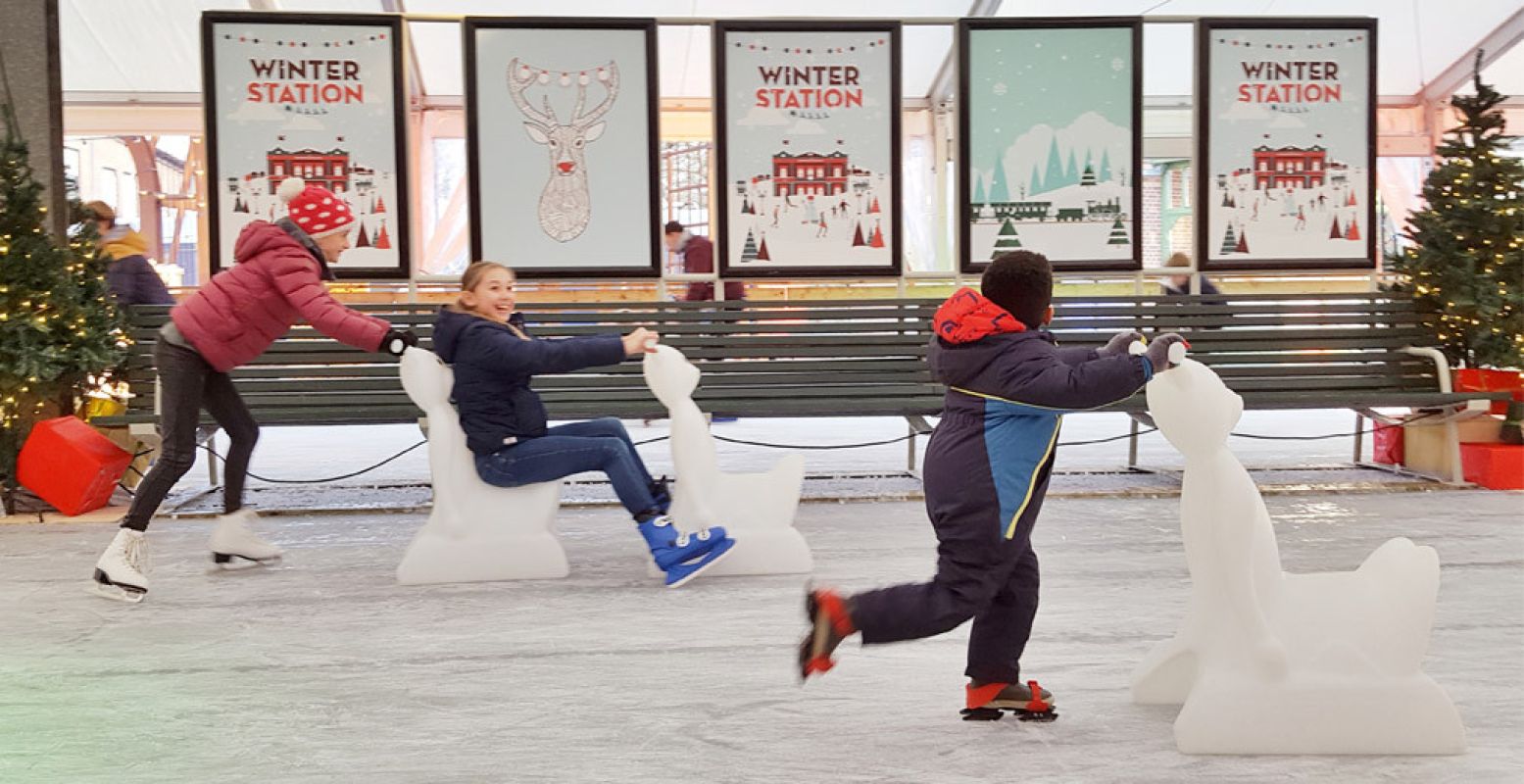 Leen gratis schaatsen en ga de schaatsbaan op in Winter Station. Foto: Het Spoorwegmuseum