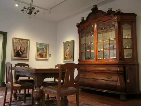 Bewonder het interieur en de kunstwerken aan de muur. Foto: Mike Bink