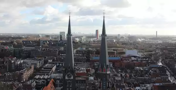 Toren triomfantelijk boven Delft uit: beklim de Nieuwe Kerk Bij helder weer zie je Rotterdam in de verte liggen. Foto: DagjeWeg.NL.