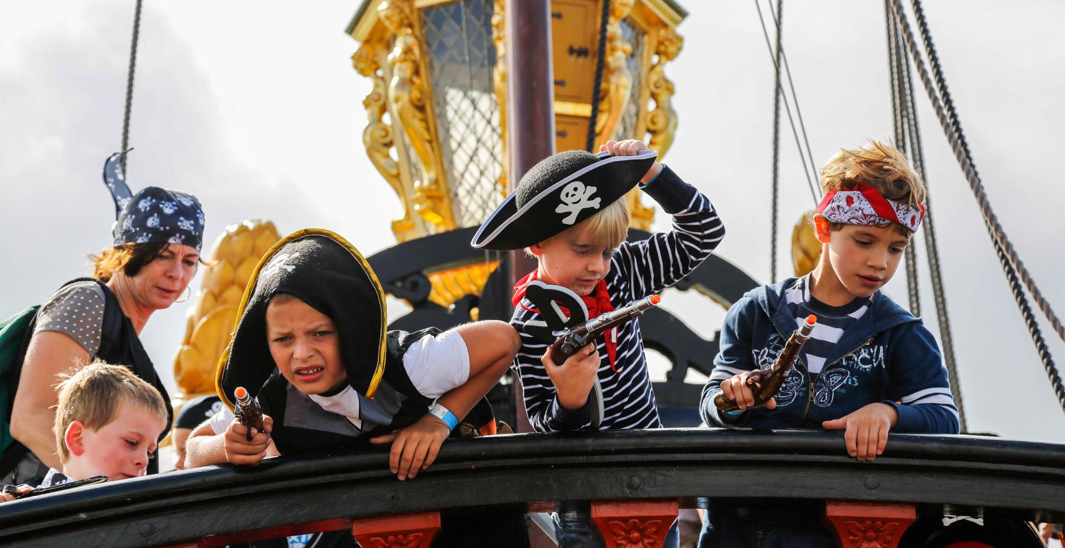 Alle piraten verzamelen! Kinderen vermaken zich uren bij Batavialand. Foto: Batavialand