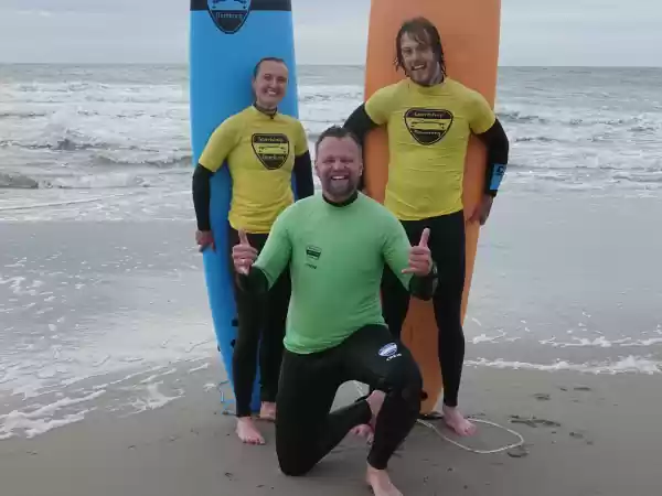 Van beginners tot ervaren surfers: wees welkom bij deze surfschool. Foto: Surfschool Domburg