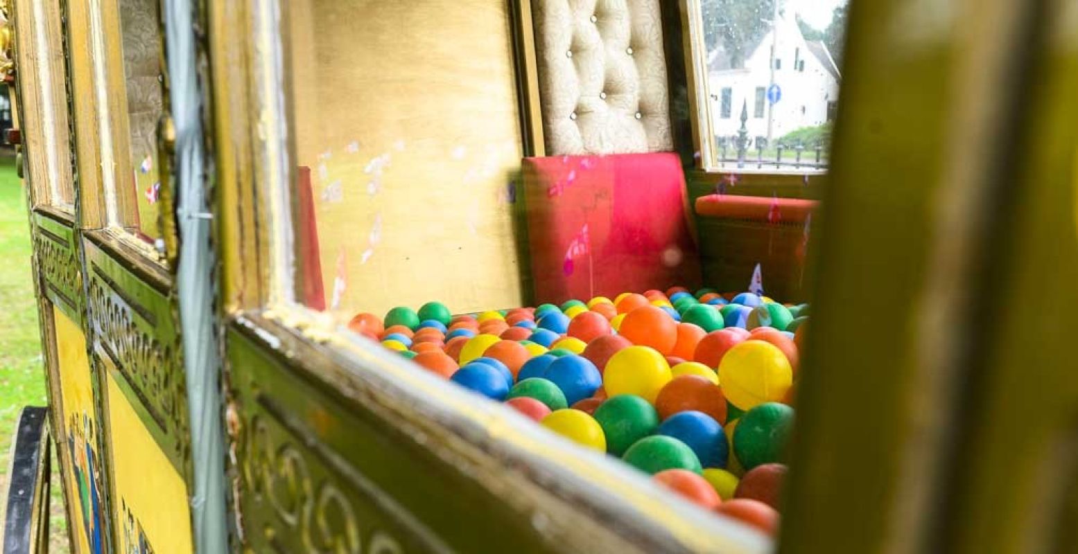 De Gouden Koets van Piet van de Luijgaarden: een gouden ballenbak! Foto: Isidoor van Esch.