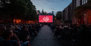 Kijk een film in de buitenlucht van Leiden Film kijken in de avondschemer. Foto: Simone Both ©