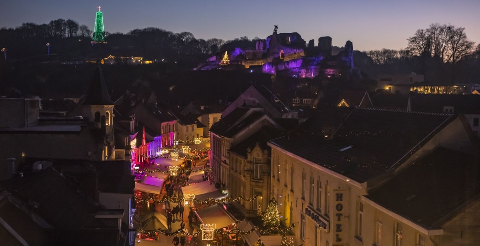 In december verandert Valkenburg in een sfeervolle kerststad vol lichtjes, kerstversieringen en bijzondere activiteiten. Foto: Kerststad Valkenburg © Eleven Media