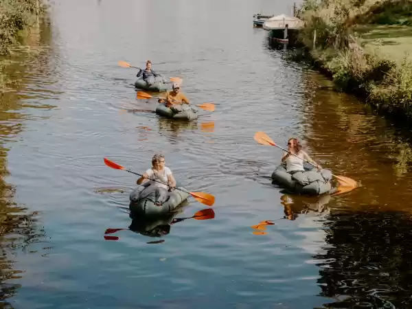 Peddel in een bootje naar de mooiste plekken. Foto: Woodssteps