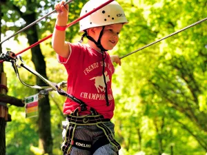 Ook jonge kinderen kunnen hier klimmen. Klim gezellig met ze mee! Foto: Klimpark Fun Forest.