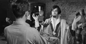 Televisiehelden Floris en Sindala in Museum van de 20e Eeuw Sindala (Jos Bergman) krijgt aanwijzingen van regisseur Paul Verhoeven. Foto: Museum van de 20e Eeuw