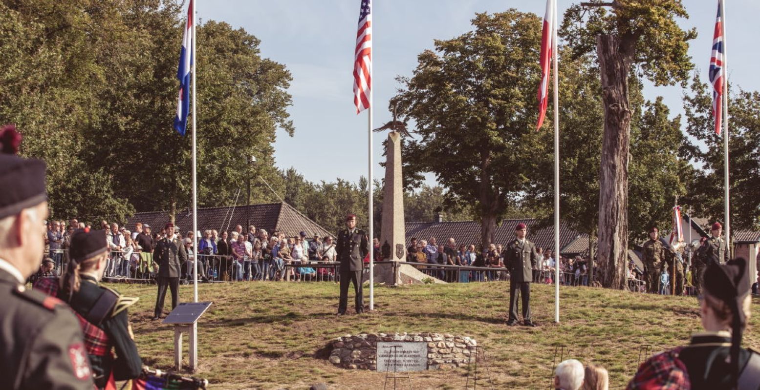 Bij het Airborne Monument, om 11:30 uur, wordt stil gestaan bij de mannen die sneuvelden op de heide. Foto: Maarten Weij Bij het Airborne Monument, om 11:30 uur, wordt stil gestaan bij de mannen die sneuvelden op de heide. Foto: Maarten Weij