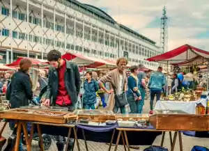 Grootste Curiosa-, Antiekmarkt van Nederland Snuffelen bij gezellige kraampjes. Fotograaf: Organisatieburo J. & E. van Aerle bv