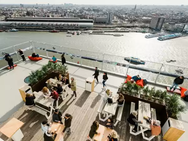 Dakterras met adembenemend uitzicht. Foto: A'DAM LOOKOUT © Dennis Bouman