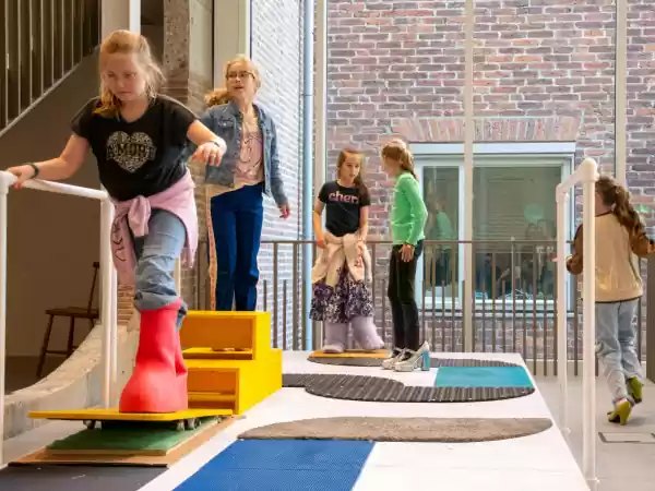Schoenenkwartier Probeer allerlei schoenen uit: van grote laarzen van schuim tot spitzen! Foto: Schoenenkwartier